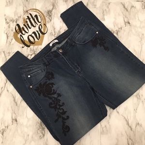 Kensie 12/31 Dark Floral Embroidered Skinny Jeans
